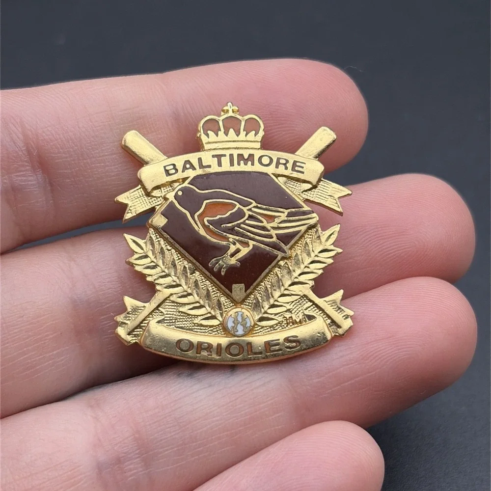 Baltimore Orioles Crossed Bats Crest‎ MLB Baseball Team Lapel Hat Pin